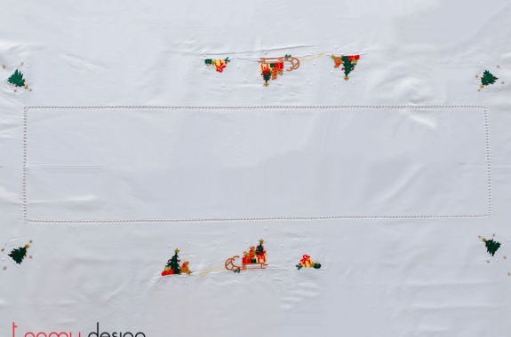 Khăn trải bàn chữ nhật (300x180cm) gồm 12 khăn ăn - thêu noel xe quà